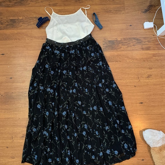 Black skirt with beautiful blue flowers - Picture 3 of 7